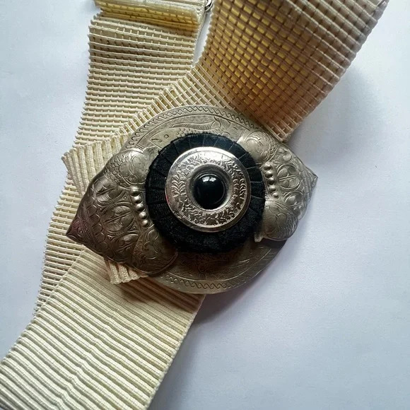 Vintage eggshell and etched silver/black fashion belt. - Picture 9 of 15